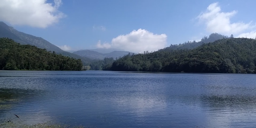 Take mesmerising boat ride in Kundala lake amidst the green hilly terrain near Munnar