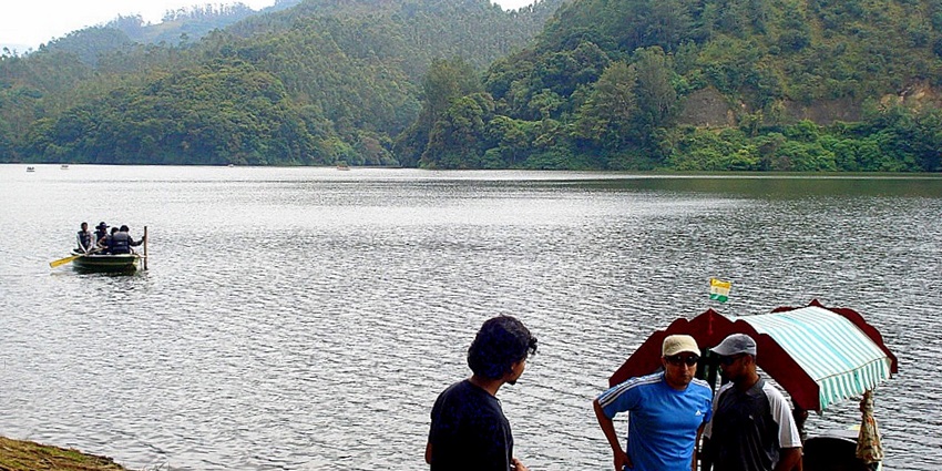 Relax around the serene Kundala Lake - one of the tourist places in Munnar, Kerala.