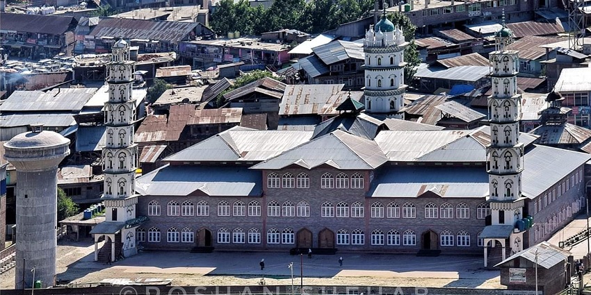 A distant view of Markazi Jamia Masjid Shareef in Kupwara with Kupwara in the backdrop.