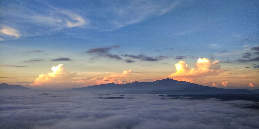 Kurumbalakotta Hill is one of the best places for paragliding in Wayanad for all.