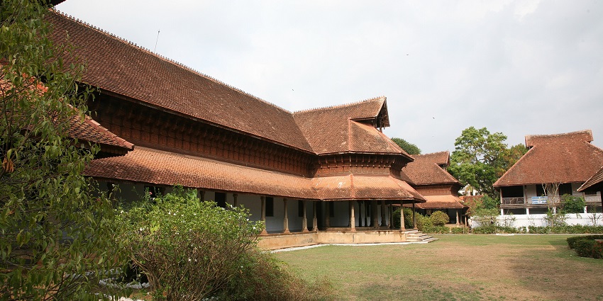 Marvel at the architecture of Kuthira Malika Palace during your visit to Kerala’s museum.