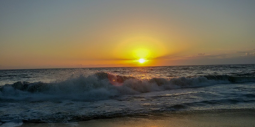 Kuzhupilly Beach is a great place to rewind for nature lovers in its serene settings.