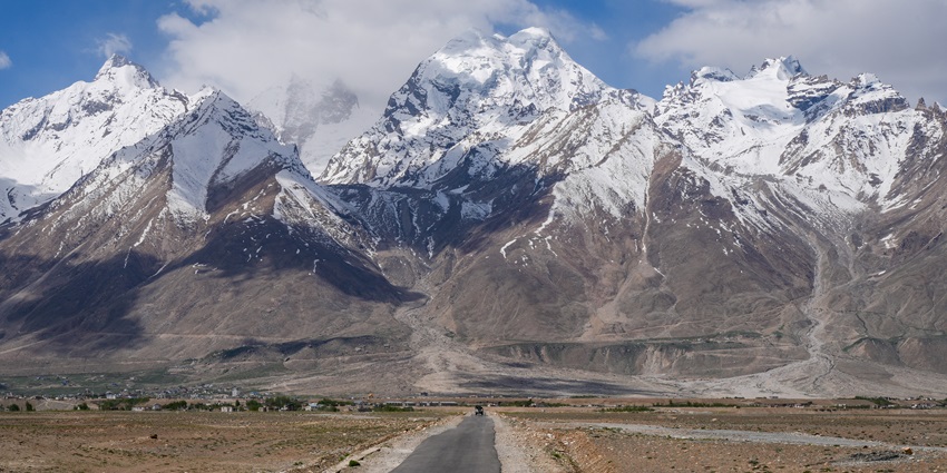 A picture of a majestic route leading to the picturesque mountains of Ladakh
