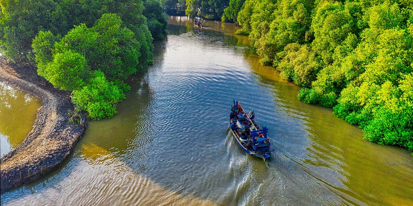 Veer Savarkar Park is a famous place for various types of kayaking among visitors.