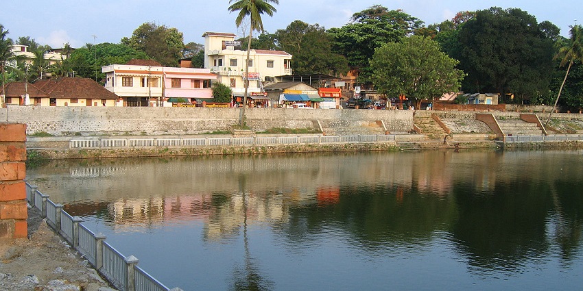 Various rituals are performed at the Kottarakkara temple including aartis and chanting