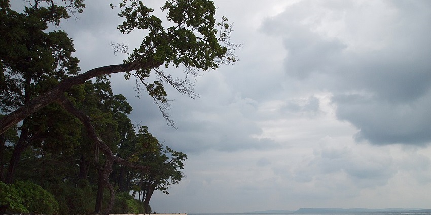 The calm blue waters of the Laxmanpur Beach is ideal for water sports and adventure activities