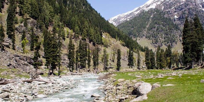 The azure Lidder River is a panoramic spot to explore near Betaab Valley in winter.