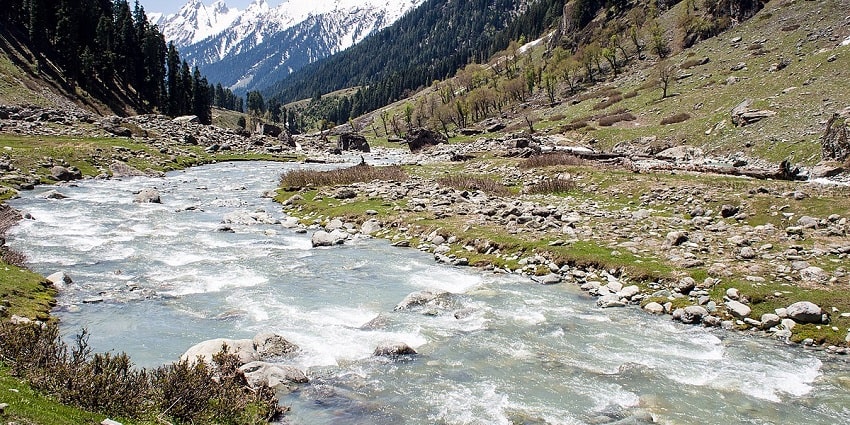 Daytime view of one of the tourist places to visit in Pahalgam, the Lidder River