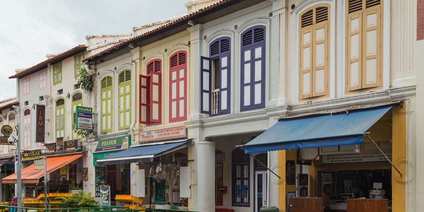 A picture of the enchanting “Little India” neighbourhood of Singapore with multiple shops across the street