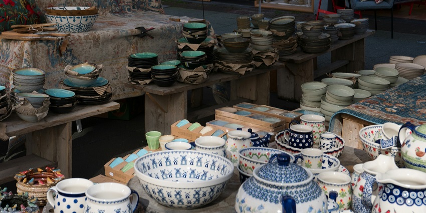 Hopping on a shopping spree to buy souvenirs is one of the best things to do in Kovalam.