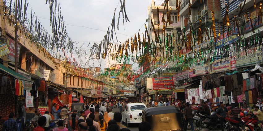 A splendid view of the local kashmiri markets where you can shop for some beautiful items.