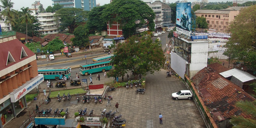 Navigate through the Kozhikode city to find the Kakkadampoyil Water Theme Park address.