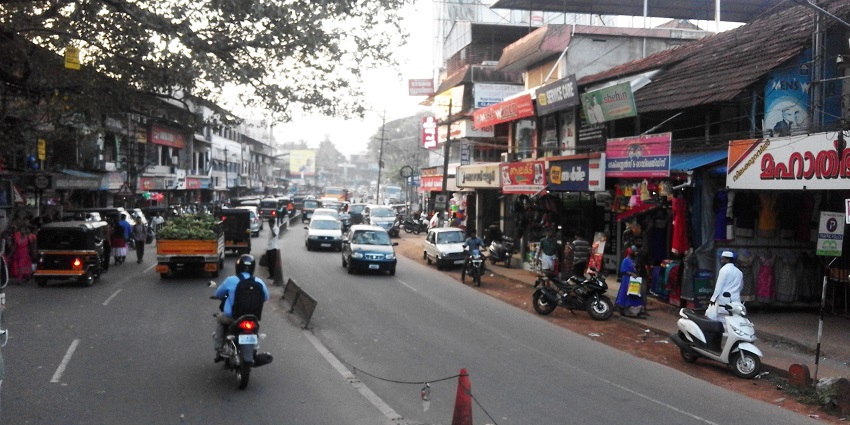 The Pazhayangadi Mosque address is accessible via public transports available in the city.