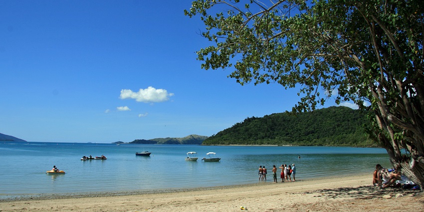 Long Island, the closest island to Guitar Island Beach is a paradisiacal abode.