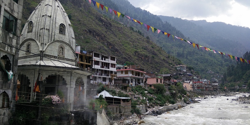 View of a temple in Manikaran with Parvati River flowing by its side