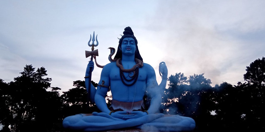 Pray to the lord shiva idol inside and soak in the spiritual ambience of the temple
