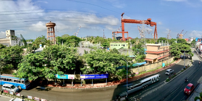 View of the shopping streets filled with boutiques and outlets in MG Road, Kochi