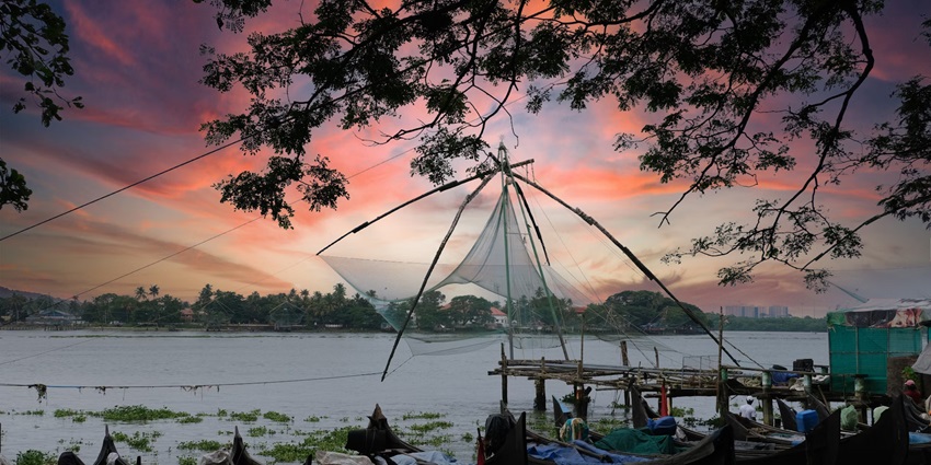 Explore MG Road in Kerala, which is one of the best tourist attractions in Kochi at night.