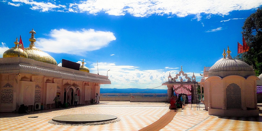 A picture of the compound of a historical Hindu temple in Srinagar with devotees all around