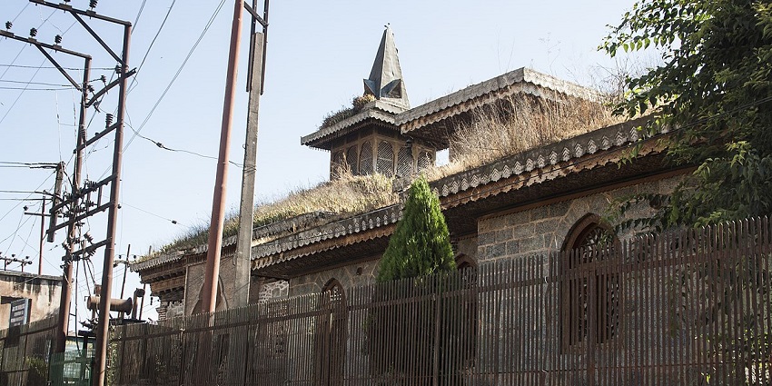 A famous Kashmir mosque, Madin Sahib Mosque blends Hinduism and Islam perfectly together.
