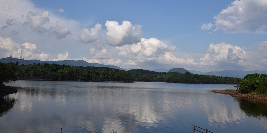 This dam houses serenity and various species of birds, being perfect for relaxing.