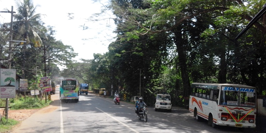 One can walk on these easily accessible roads to reach Keralamkundu Waterfalls.