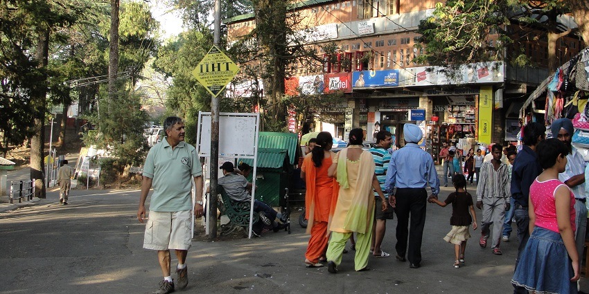Shopping at the Mall Road is one of the best things to do in Kasauli for shopaholics.