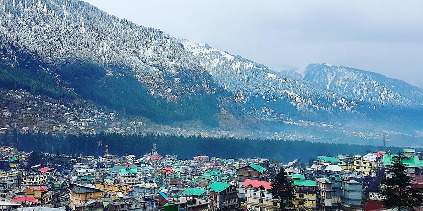 Snow-capped view of Manali, one of the best places to visit in November in India