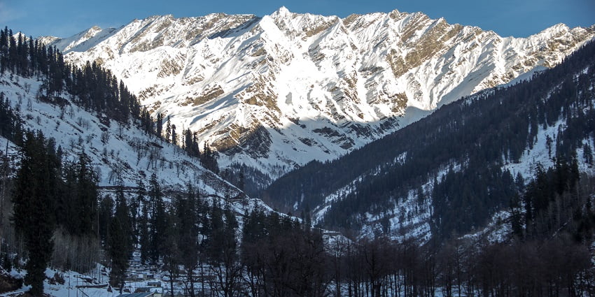 Manali is a great destination in winter for everyone due to its pleasant climate.