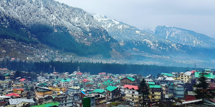 Manali houses the popular Rohtang Pass, being a great destination for summer breaks with family.