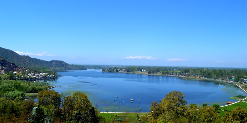 The beauty of the clear waters of Mansbal Lake, one of the places to visit in Srinagar.