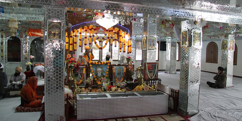 Devotees praying at Darbaar Sahib inside the Manikaran Gurudwara