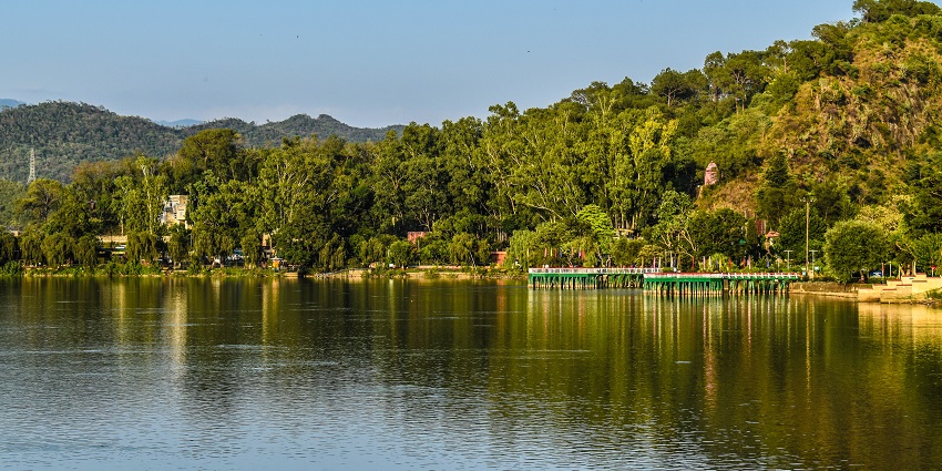 Mansar Lake is lined by tall trees and has a tranquil ambience that is suitable for a holiday