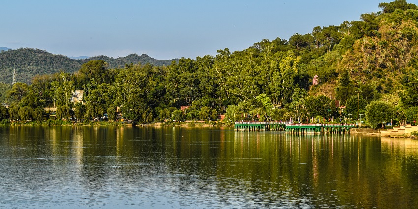 Plan a picnic with family and friends at Mansar Lake when exploring things to do in Jammu