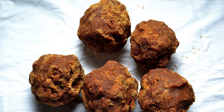 Kanthalloor is famous for preparing Marayoor jaggery through traditional methods.