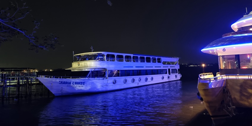 A view of a cruise on Marine Drive during the night where you can have some peaceful time.
