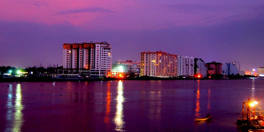 Hues of sunset at the Marine drive- one of the most relaxing places to visit near Aluva