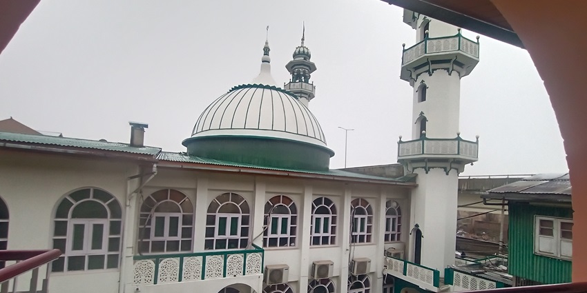 With a rich historical background, Masjid-e-Madani is a very popular mosque in Srinagar.