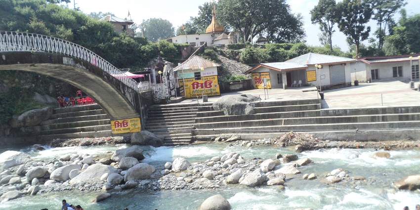 Offer prayers to Mata Chamunda Devi Temple, one of the attractions near Chintpurni.