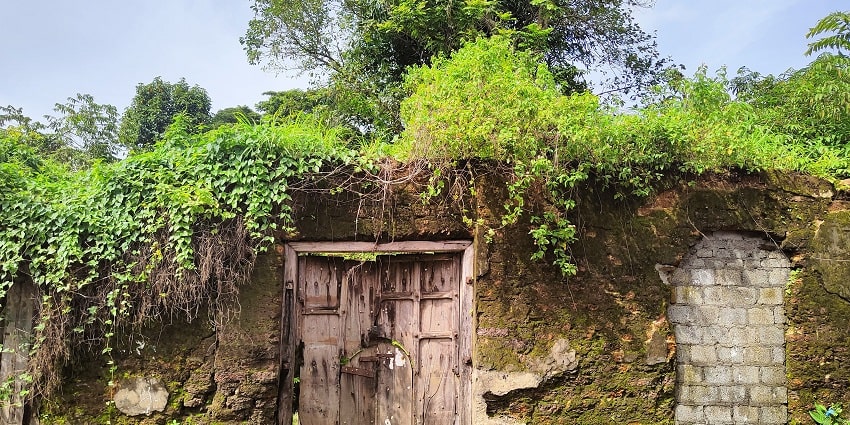 Image of a door of an Old Warehouse on the Mattancherry Bazar Road in the hill city