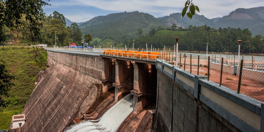 A stunning cloudy view of the Mattupetty dam with lush greenery and mountains around it.