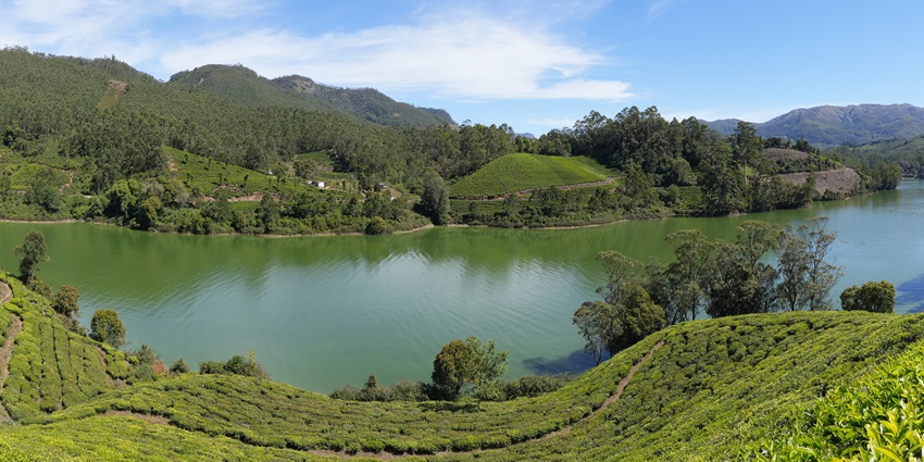 This lake and dam are a popular picnic spot as well as sightseeing place for tourists who want to relax in serenity.