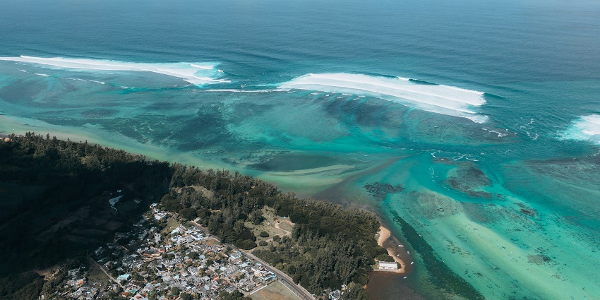 A breathtaking aerial view of turquoise waters and verdure during daytime in Mauritius