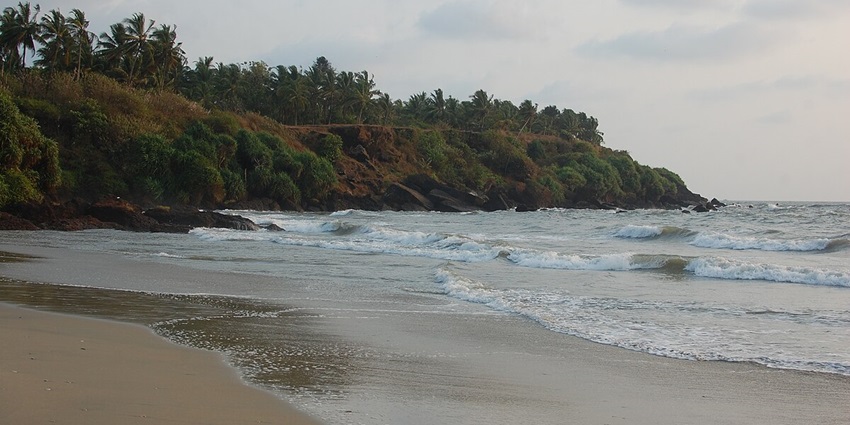 Ocean waves colling with a small hill near the Meenkunnu beach in Kannur, Kerala