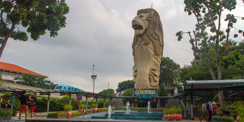 Enjoy watching the iconic Merlion statue, a Sentosa Island attraction in Singapore.