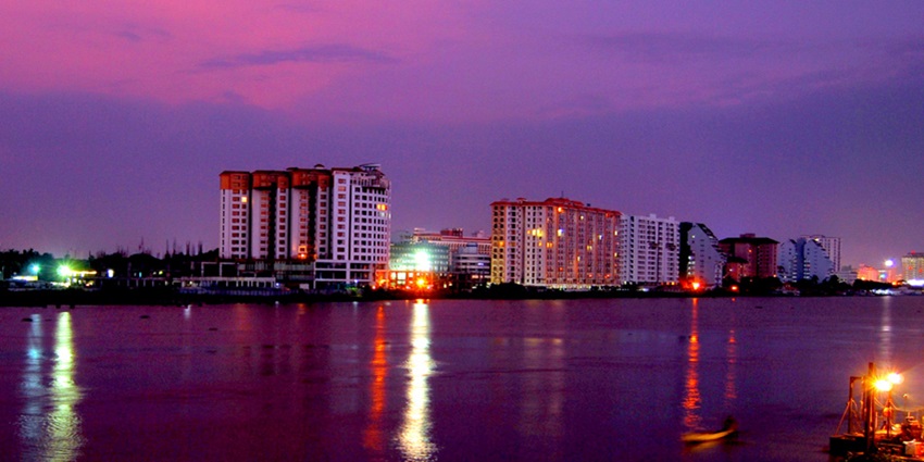 Midnight strolling at the Marine Drive - One of the best things to do in Ernakulam