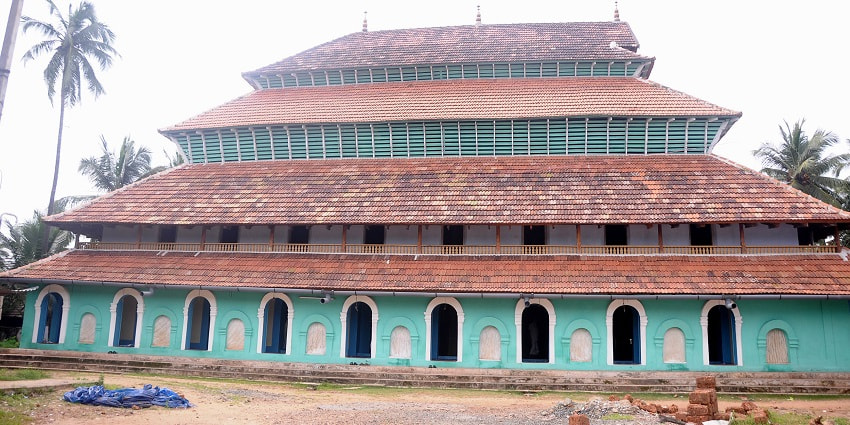 With antique architecture, this mosque holds historic relevance and is highly revered.
