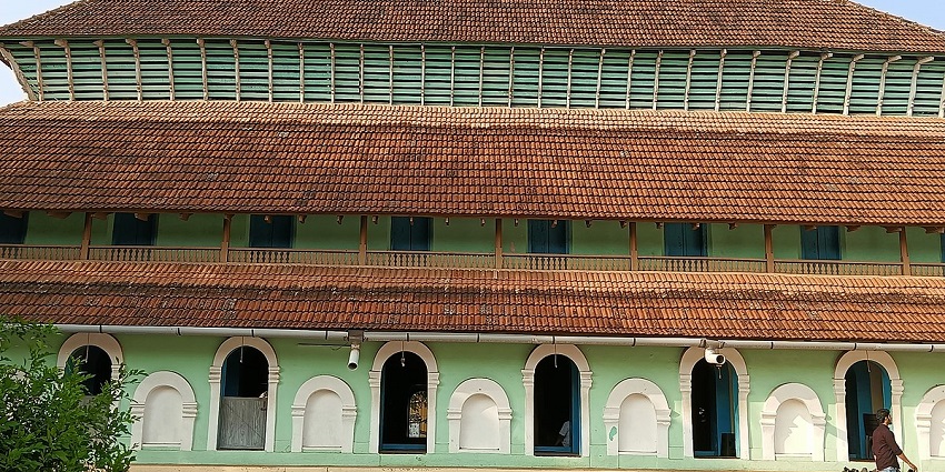Offer prayers to the famous Mishkal Masjid, one of the famous places to visit in Kozhikode.