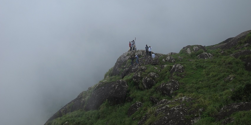 Live in the breathtaking views at the Moopanpara Viewpoint also called the Suicide Point.