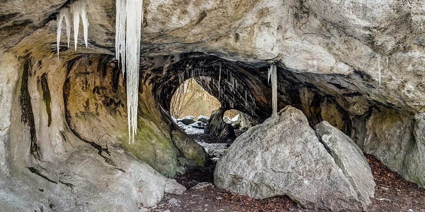 A picture of the entrance of a cave, which is one of the best places to visit in Udhampur